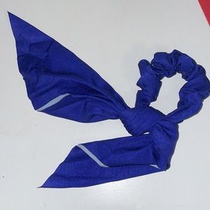 This is a cute scrunchie/hair ribbon!
